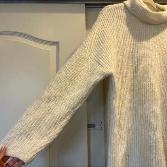 Abercrombie & Fitch Soft A&F Collection Cream Ribbed Turtleneck Sweater - Picture 3 of 6